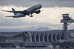 Пассажирский самолет развернулся в небе из-за подозрительного запаха в салоне